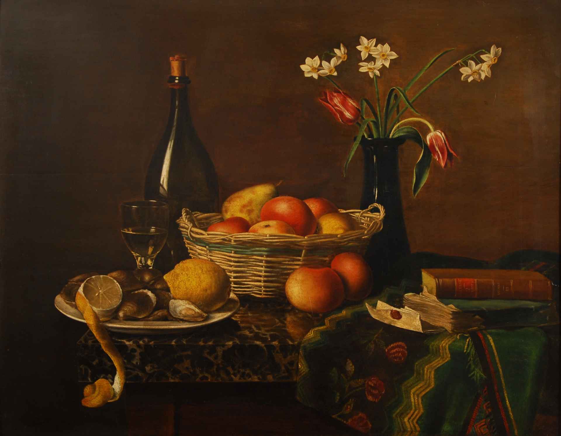 Vin, fleurs, huîtres et panier de fruits sur une table partiellement drapée